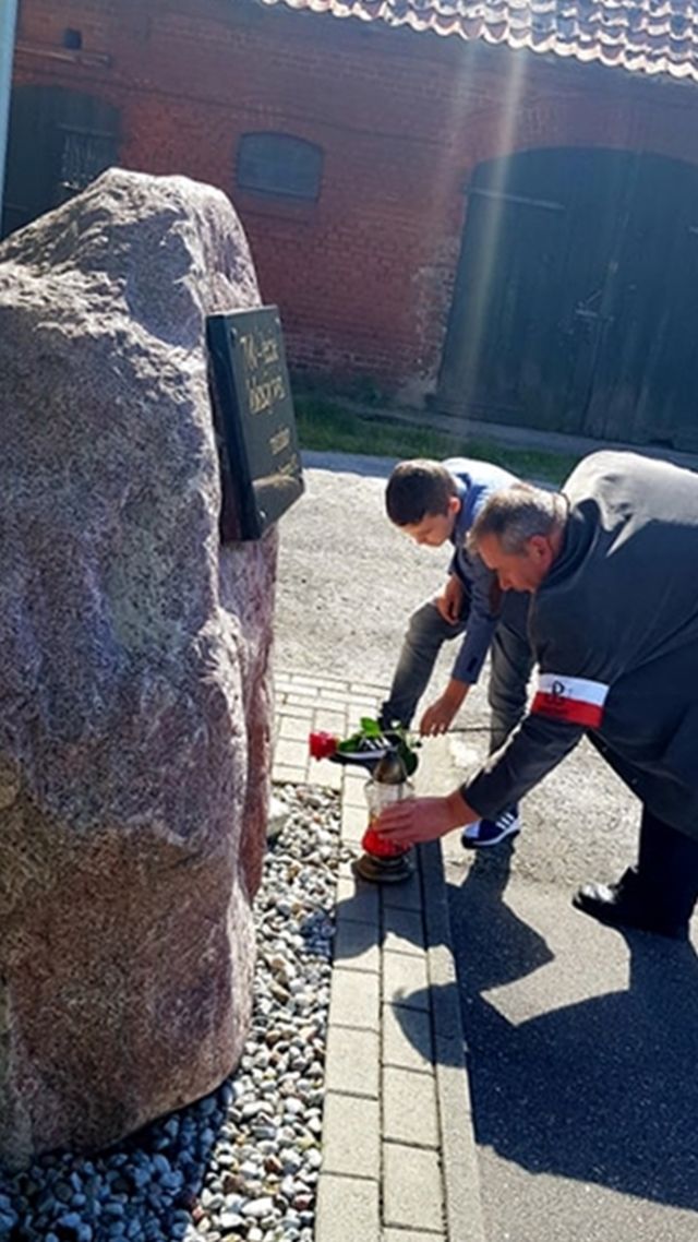 Upamiętnienie powstańców warszawskich przy pomniku w Starym Dzierzgoniu.