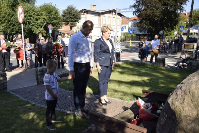 Starosta Sylwia Celmer podczas składnia wiązanek kwiatów w godzinę "W" przy Głazie Pamięci w Sztumie.